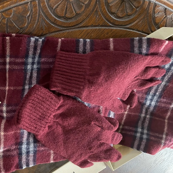 Burberry Plaid Lamb’s Wool Scarf & Gloves - Picture 1 of 4